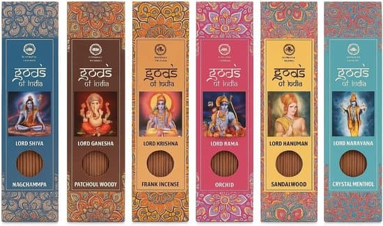 Gods of India Räucherstäbchen Geschenkset 6 x 20 – 6 geurende Indiase wierooksoorten + houder | Orchidee, Nag Champa, Sandelhout, Patchouli, Minz-Kristal & Weihrauch | Voor ontspanning, yoga & meditatie met Kajal Sticker